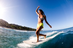 Kelia Moniz surfing