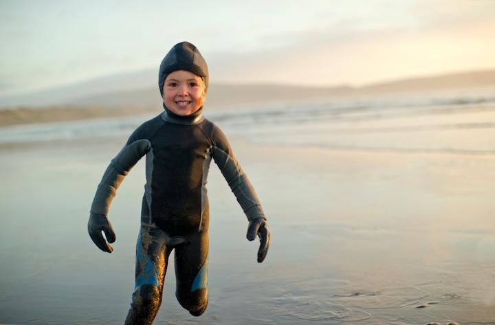 Kid with winter wetsuit and accessories optimised